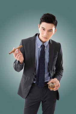 bir puro tutan işadamı