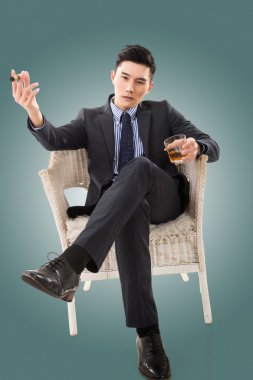 bir puro tutan işadamı