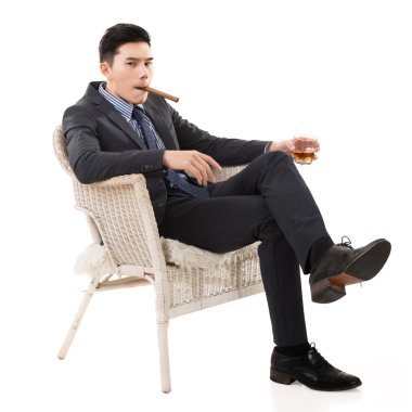 bir puro tutan işadamı