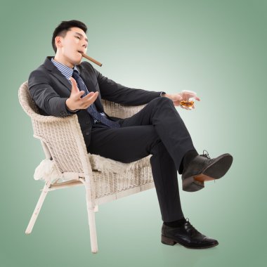 bir puro tutan işadamı