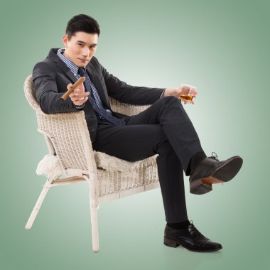 bir puro tutan işadamı