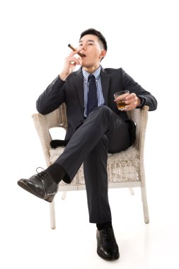 bir puro tutan işadamı