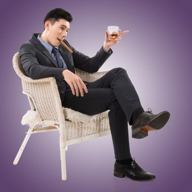 bir puro tutan işadamı