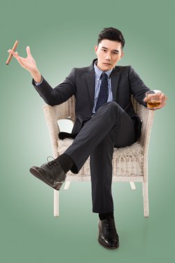 bir puro tutan işadamı