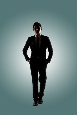 Kendine güvenen işadamı yürüyüş