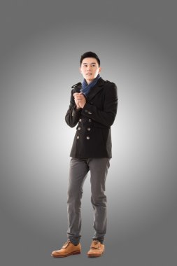 Asya genç adam soğuk hissediyorum