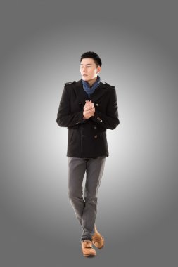 Asya genç adam soğuk hissediyorum