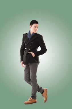 Asya genç adam soğuk hissediyorum