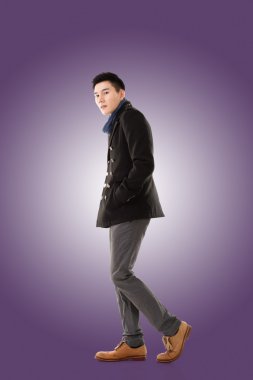 Asya genç adam soğuk hissediyorum