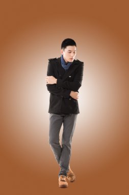 Asya genç adam soğuk hissediyorum