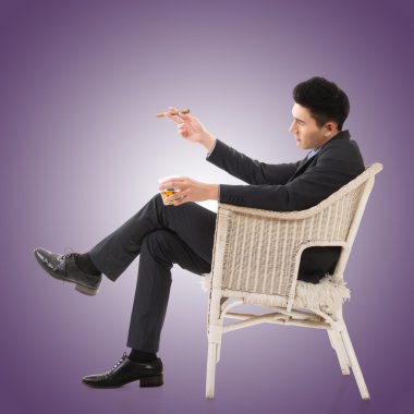 bir puro tutan işadamı