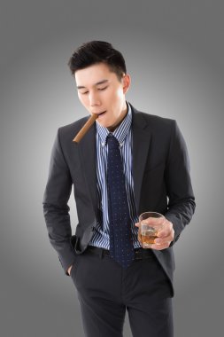 bir puro tutan işadamı