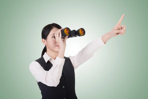 Mulher de negócios segurando um binóculos — Fotografia de Stock