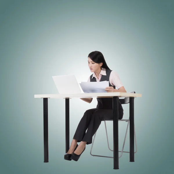 Üzleti nő ül és a munka — Stock Fotó