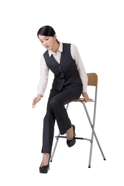 Mujer de negocios sentarse en una silla — Foto de Stock