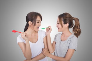 kadın arkadaşı ile