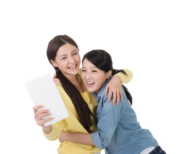 Mädchen verwenden Pad mit ihrem Freund — Stockfoto