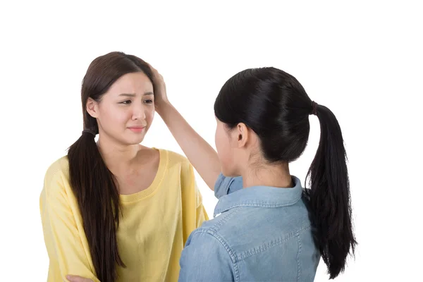 Meisje getroost door haar vriend — Stockfoto