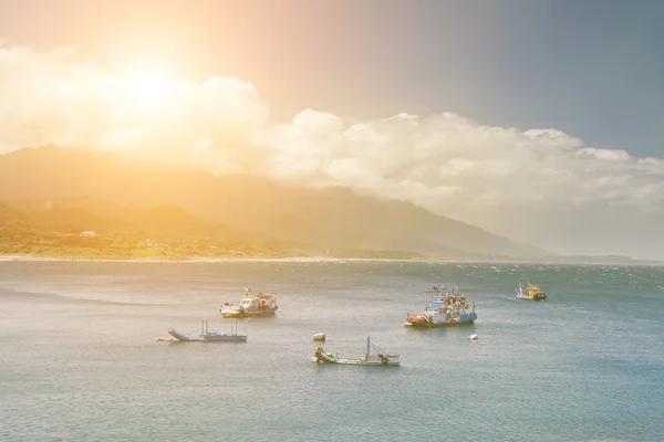 海与船的景观 — 图库照片