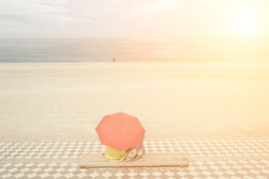 plaj şemsiyesi altında Çift