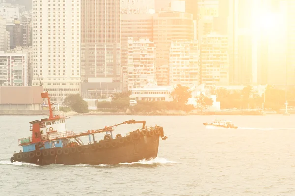 城市景观的渔船在香港维多利亚港湾 — 图库照片