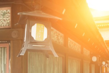 saçak altında asılı fener