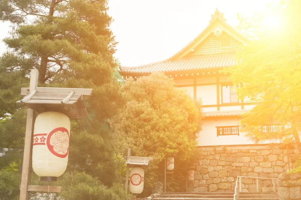 Fehér fényű lampionok és chion-ji temple — Stock Fotó