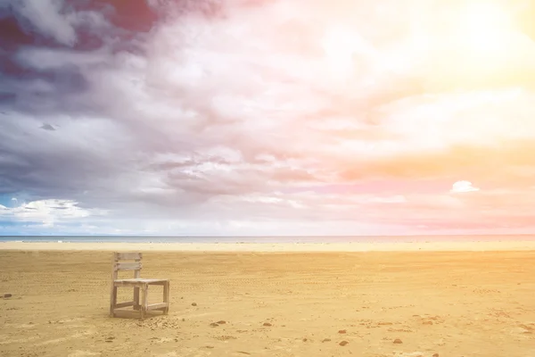 Jedna židle na pláži — Stock fotografie