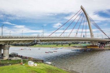 Taipei, Tayvan - 9 Haziran 2019: Taipei, Tayvan, Asya 'da düzenlenen geleneksel Ejderha Teknesi Festivali' nde köprü altında yarışan rekabetçi tekne manzarası