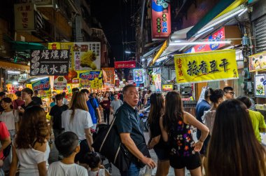 Taichung, Tayvan - 13 Eylül 2019: Fengchia gece pazarı turistler ve yerel halk arasında popülerdi, Taichung City, Tayvan