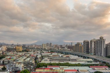 Banqiao, Tayvan - 20 Ekim 2019: Banqiao, New Taipei City, Tayvan ile sabah manzarası
