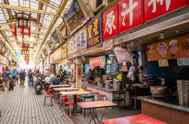 Taipei, Tayvan - 20 Ekim 2019: Taipei, Tayvan 'da Huaxi Caddesi Gece Pazarı