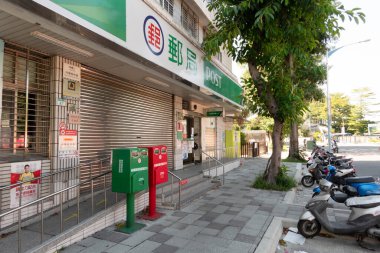 Banciao, Tayvan - 4 Ekim 2020: New Taipei, Tayvan 'da Banciao bölgesinde yeşil ve kırmızı posta kutusu