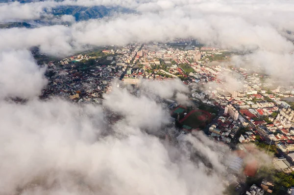 南投県プリ2020年1月2日 台湾南投県市上空に雲のあるプリ市街地の空中風景 — ストック写真