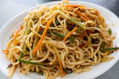 Tayvan 'da küçük bir restoranda kırmızı baharatlı soğuk erişte.