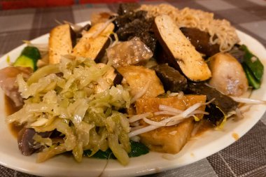 Tayvan usulü abur cubur ve domuz eti ve soya peyniri.