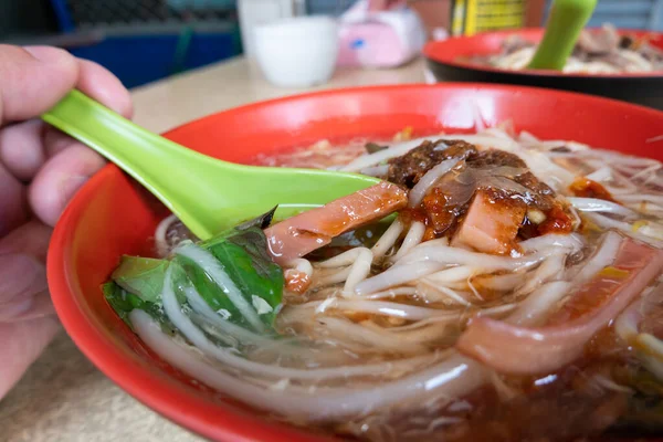 テーブルの上にイカの太汁の麺が1杯 — ストック写真