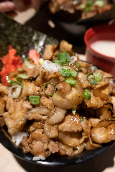Japanse Donburi Met Hete Gesneden Varkensvlees Rijst Kom Een Tafel — Stockfoto