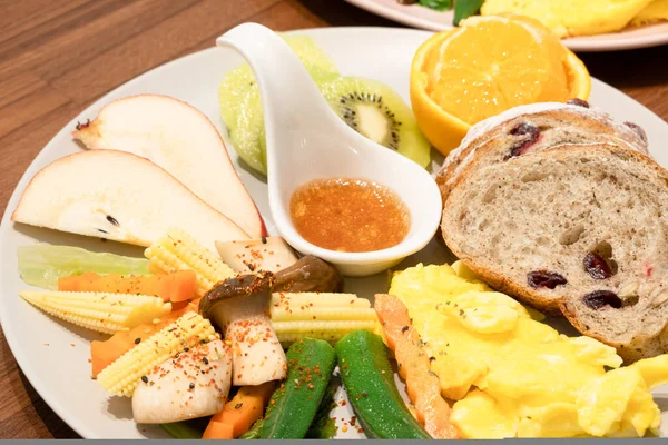 Reggeli Kenyérrel Zöldségekkel Gyümölcsökkel Egy Ételen Reggel — Stock Fotó