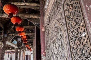 Lukang, Tayvan - 7 Ağustos 2019: Tayvan 'ın Changhua ilçesindeki Lukang kasabasındaki ünlü eski antik Lung-Shan tapınağında kırmızı fenerler