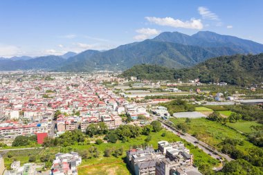 Nantou, Tayvan - 30 Ekim 2019: Mavi gökyüzü altında binaları olan Puli kasabasının havadan görünüşü, Nantou, Tayvan