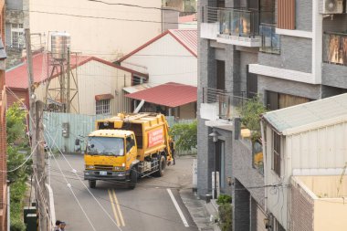 Nantou, Tayvan - 6 Kasım 2019: Puli ilçesi, Nantou, Tayvan, Asya 'daki küçük şeritlerde garaj toplamak için sarı çöp kamyonu