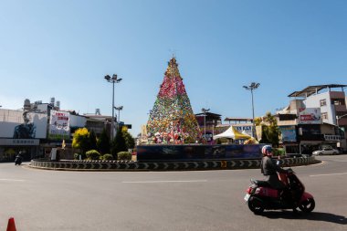 Nantou, Tayvan - 12 Aralık 2019: Asya 'nın başkenti Tayvan' da hediye ve oyuncaklarla dolu devasa Noel ağaçları