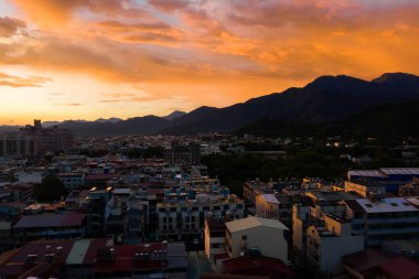 Puli, Tayvan - 11 Temmuz 2020: Nantou, Tayvan, Asya 'daki Puli kasabasının gün batımı şehir manzarası