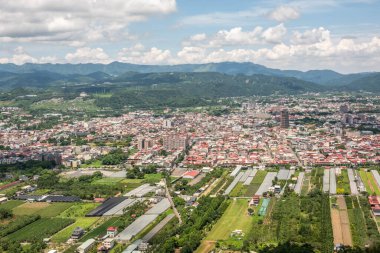 Puli, Tayvan - 27 Temmuz 2020: Nantou, Tayvan, Asya 'daki Puli kasabasının hava manzarası