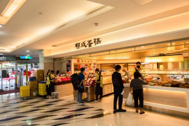 Taipei, Tayvan - 1 Ekim 2020: Taipei Belediye Otobüs İstasyonu 'ndaki ünlü Shun Chen Fırını, Tayvan
