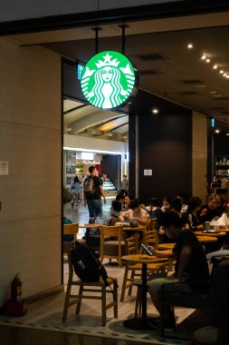 Banqiao, Tayvan - 4 Ekim 2020: Banqiao Otobüs ve MRT İstasyonu, Tayvan