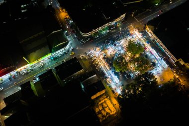 Nantou, Tayvan - 11 Eylül 2019: Puli kasabası, Nantou, Tayvan 'daki Shuren gece pazarının hava görüntüsü