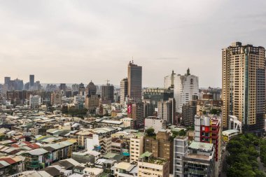 Taichung, Tayvan - 27 Eylül 2019: Tayvan, Asya 'da Taichung şehrinde gökdelenleri ve binaları olan şehir manzarası