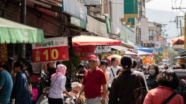 Puli, Tayvan - 11 Ekim 2019: İnsanlar, Tayvan 'ın Nantou ilçesindeki Puli kasabasındaki geleneksel pazarda yürüyüp alışveriş yapıyorlar.